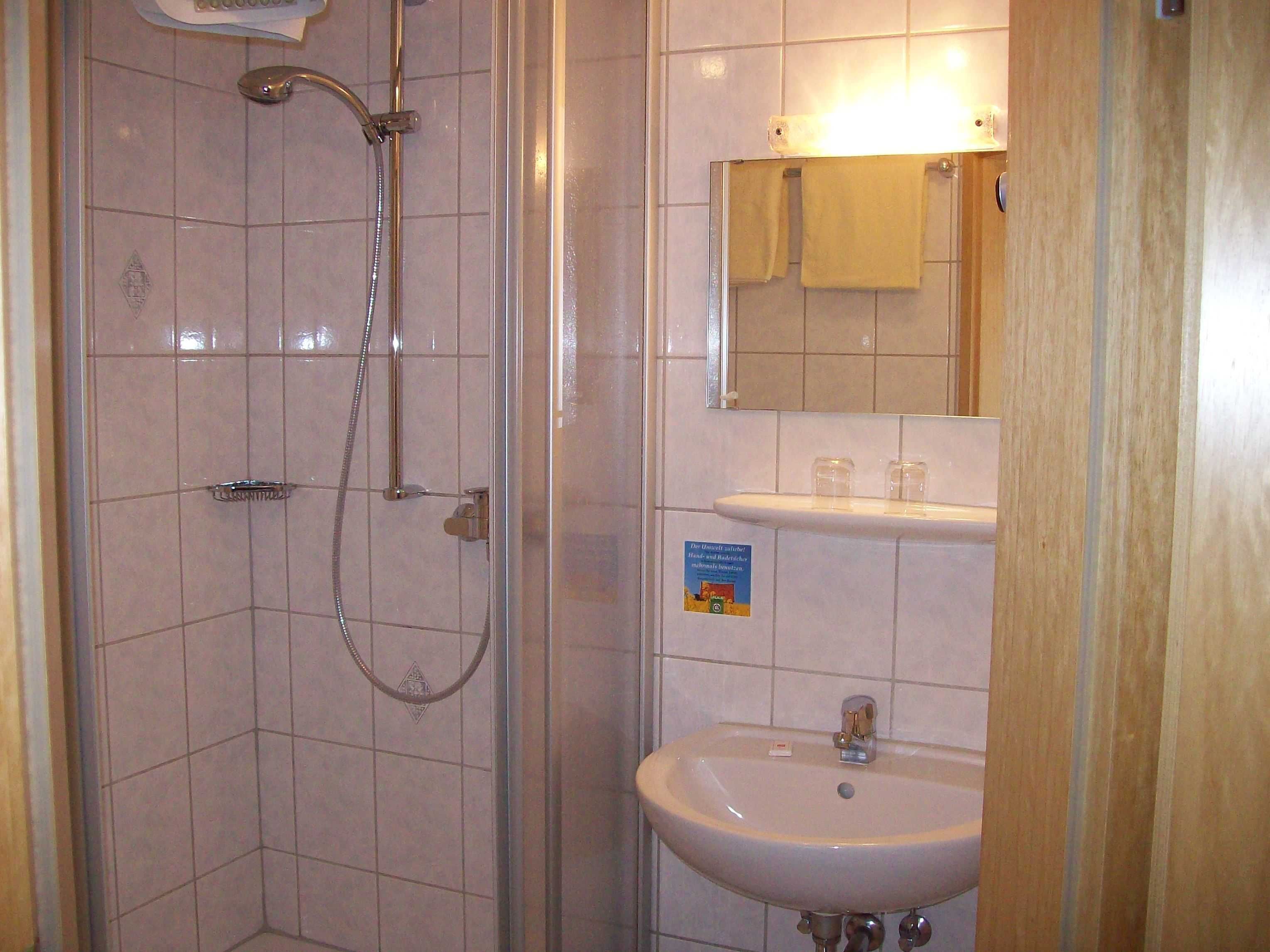 Dusj, hårføner, håndklær og såpe