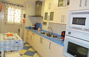 Een koelkast, een kookplaat, een koffiezetapparaat/waterkoker