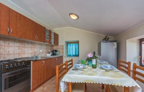 Refrigerador, microondas, parrilla de estufa y cafetera y tetera 