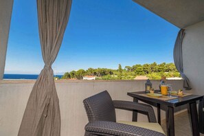 Outdoor dining - Holiday apartment with balcony (Veli Lošinj)