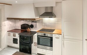Kühlschrank, Mikrowelle, Herdplatte, Wasserkocher mit Kaffee-/Teezubehör