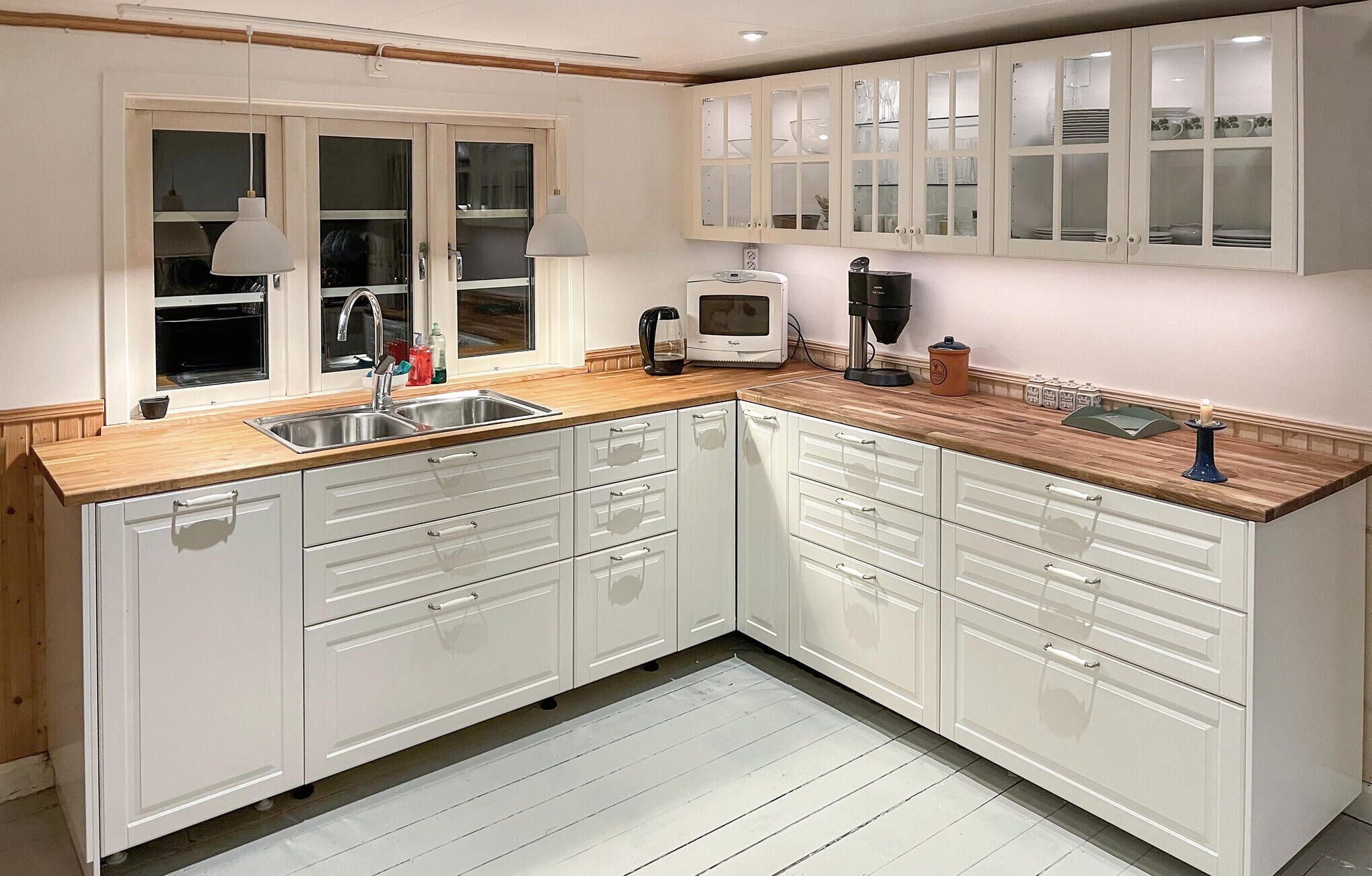 Fridge, stovetop, coffee/tea maker