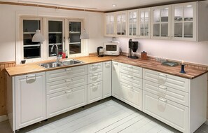 Réfrigérateur, plaque de cuisson, cafetière/bouilloire