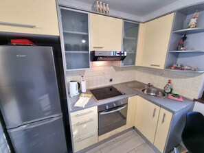 Kühlschrank, Ofen, Herdplatte, Wasserkocher mit Kaffee-/Teezubehör