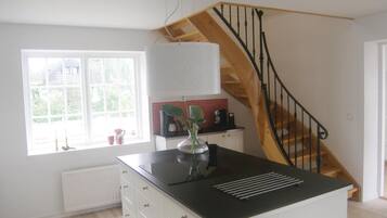 KylskÄp, spishÀll, diskmaskin och kaffe- och tebryggare