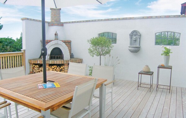 Outdoor dining - Nice home in Beddingestrand with sauna (Beddingestrand)