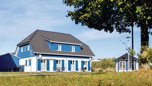 A two-story building with a blue exterior and a grey roof. - Ferienhaus 5 Altefähr (Altefähr/Rügen)