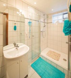 Regadera, secadora de cabello, toallas, jabón 