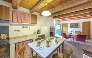 Frigorífico, placa de cocina, cafetera o tetera y utensilios de cocina