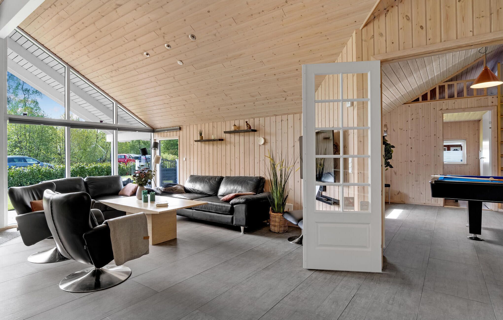 Een televisie, een open haard en een tafeltennistafel