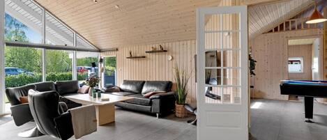 Een televisie, een open haard en een tafeltennistafel