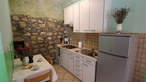Fridge, stovetop, coffee/tea maker - Holiday apartment mit Pool und Meerblick (Malinska)