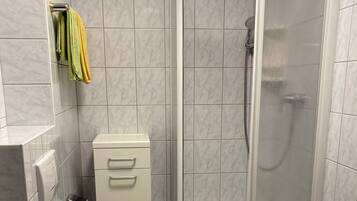 Douche, sèche-cheveux, serviettes fournies, savon