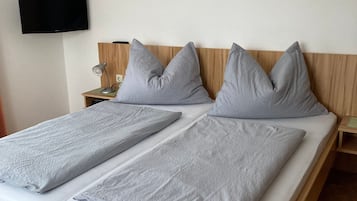 2 slaapkamers, een kluis op de kamer, een bureau, reisbedje