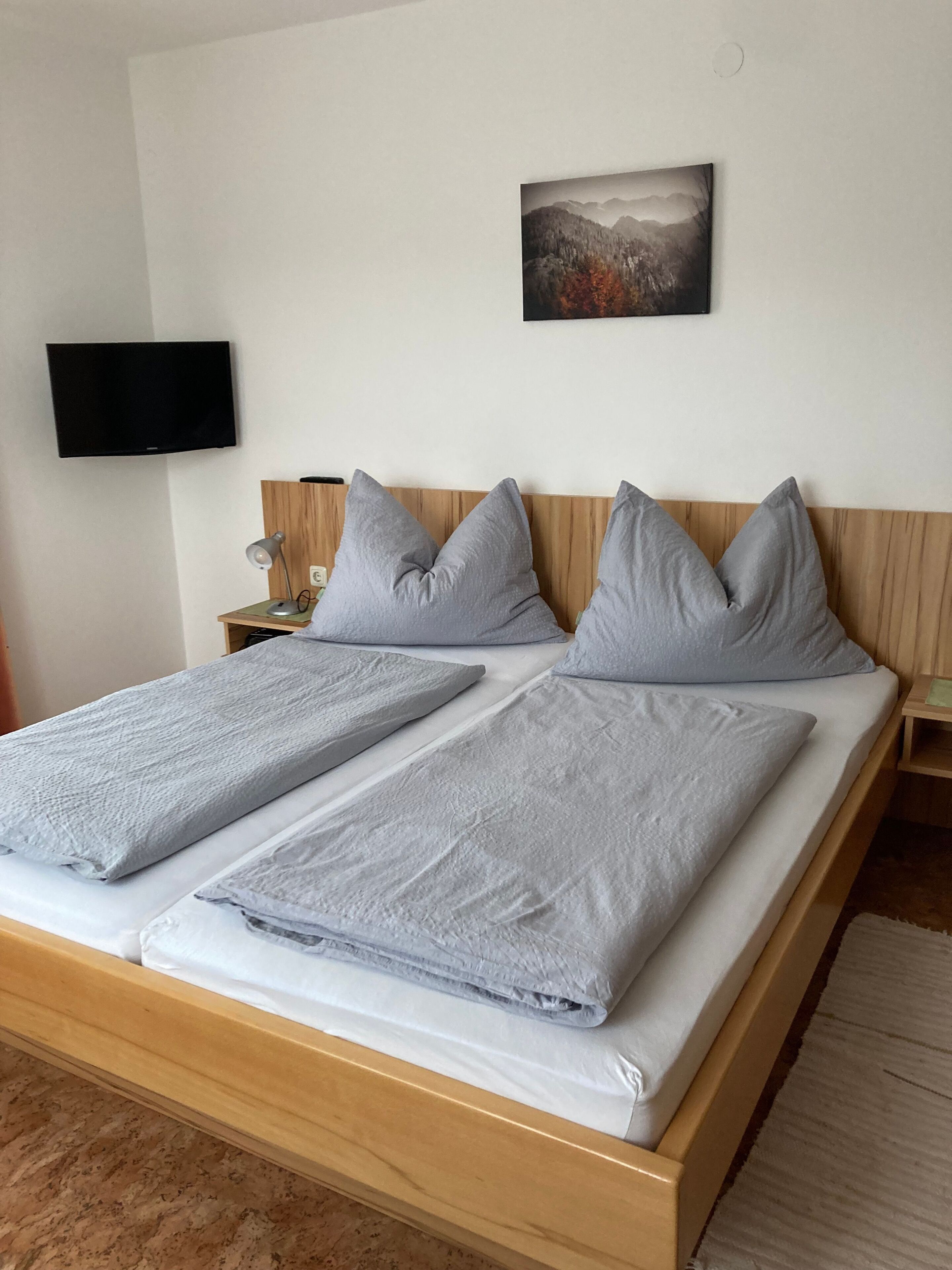 2 chambres, coffres-forts dans les chambres, bureau, lit parapluie