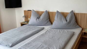 2 chambres, coffres-forts dans les chambres, bureau, lit parapluie