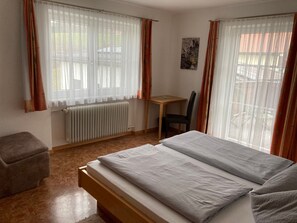2 bedrooms, in-room safe, desk, travel cot