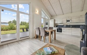 ثلاجة، موقد طهي مسطح، غسالة أطباق، ماكينة لصنع القهوة/الشاي