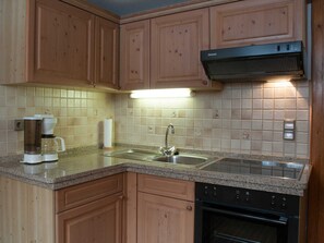 Een koelkast, een magnetron, een oven, een waterkoker