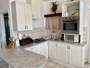 ثلاجة، ميكروويف، فرن، موقد طهي مسطح