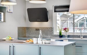 Jääkaappi, liesi, astianpesukone, kahvin-/teenkeitin