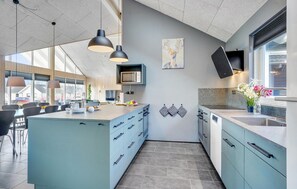 Réfrigérateur, plaque de cuisson, lave-vaisselle, cafetière/bouilloire