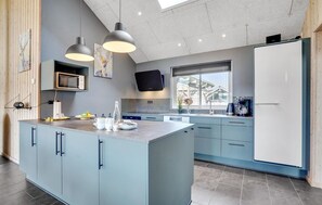 Jääkaappi, liesi, astianpesukone, kahvin-/teenkeitin