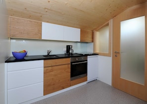 Kühlschrank, Ofen, Wasserkocher mit Kaffee-/Teezubehör, Wasserkocher