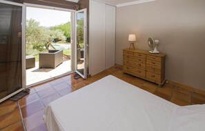 3 bedrooms, travel crib, free WiFi, bed sheets