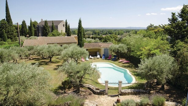 A villa with a swimming pool, surrounded by olive trees and a mountain view. - Cozy home in Caumont sur Durance (Caumont sur Durance)