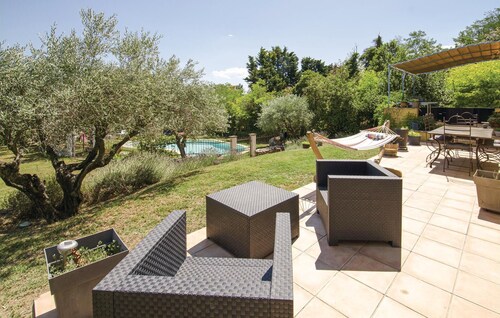 Amazing home in Caumont sur Durance