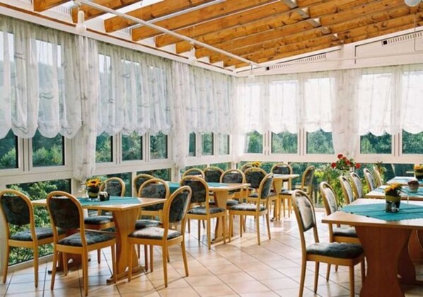 Dining - Double Room with Balcony 1 - Gasthaus Zum Pälterwald (Oberzent)