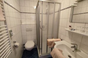 Shower, hair dryer - Double Room with Balcony 1 - Gasthaus Zum Pälterwald (Oberzent)