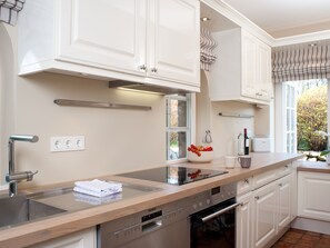 Kühlschrank, Ofen, Geschirrspüler, Wasserkocher mit Kaffee-/Teezubehör