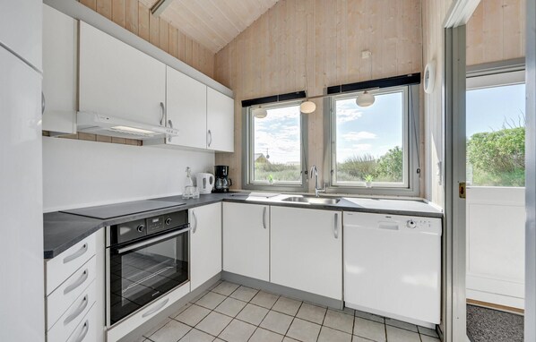 Fridge, stovetop, dishwasher, coffee/tea maker - Lovely home in Hvide Sande with sauna (Hvide Sande)