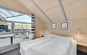 4 bedrooms, travel crib, free WiFi - Lovely home in Hvide Sande with sauna (Hvide Sande)