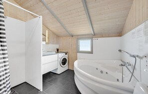 Shower - Nice home in Hvide Sande with sauna (Hvide Sande)
