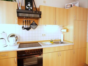 Køleskab, ovn, kaffe-/temaskine, elkedel