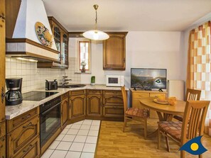 Kühlschrank, Mikrowelle, Ofen, Wasserkocher mit Kaffee-/Teezubehör