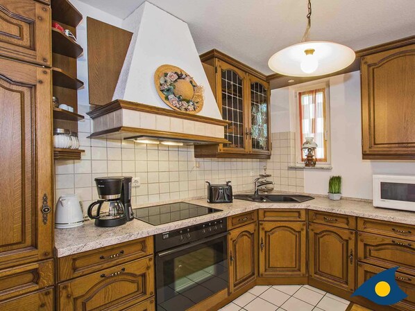 Kühlschrank, Mikrowelle, Ofen, Wasserkocher mit Kaffee-/Teezubehör