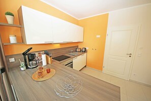 Fridge, microwave, oven, dishwasher - Villa Antje Whg. 01 with terrace - A: Villa Antje Whg. 01 with terrace (Göhren)