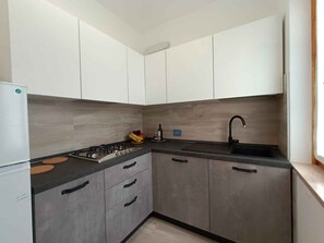 Fridge, coffee/tea maker