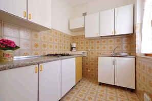 Kühlschrank, Wasserkocher mit Kaffee-/Teezubehör