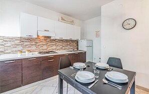 Frigorífico, placa de cocina y utensilios de cocina