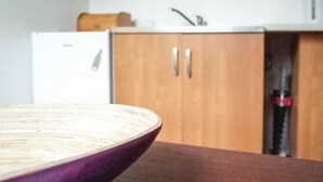 Una cucina con mobili in legno e un frigorifero bianco.
