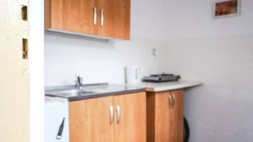 Kühlschrank, Herdplatte, Wasserkocher mit Kaffee-/Teezubehör
