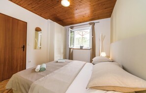 5 bedrooms, free WiFi, bed sheets