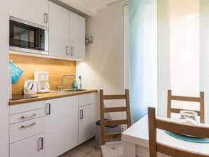 Kühlschrank, Mikrowelle, Hochstuhl