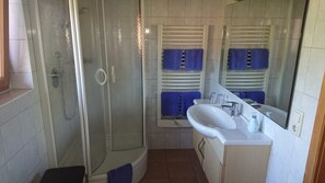 Chuveiro, secador de cabelo, toalhas de banho 