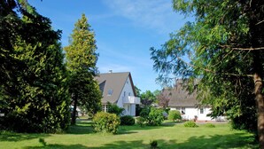 Ein Wohngebiet mit einem Haus, das ein geneigtes Dach und einen kleinen Garten hat.